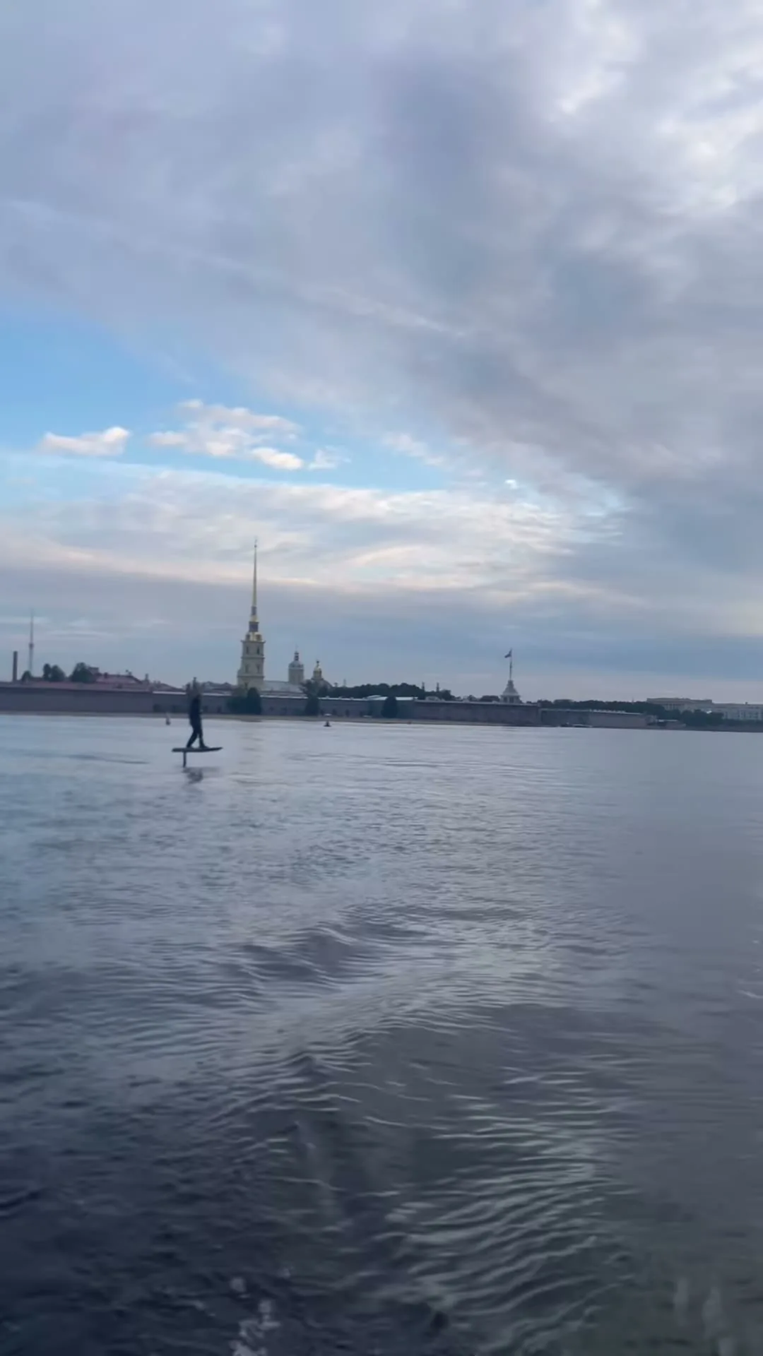 Катание на ефойле на Неве, вид на Петропавловскую крепость